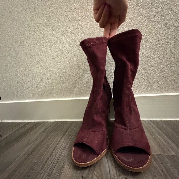 Elegant Burgundy Peep-Toe Ankle Boots - Picture 3 of 6